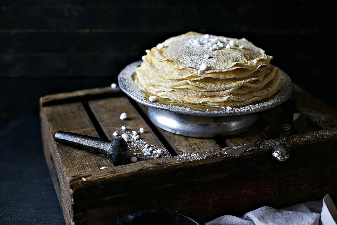 Bretonische Crêpe mit Zucker, Zimt und Baiser