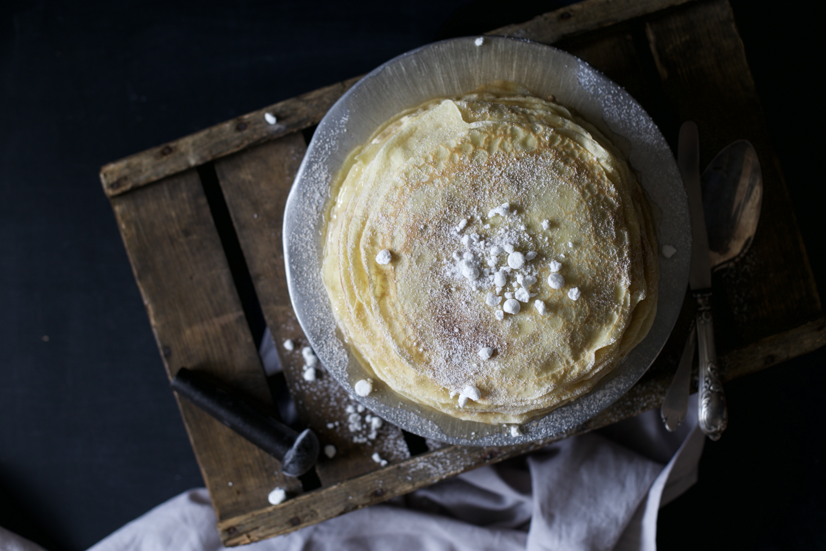 Bretonische Crêpe mit Zucker, Zimt und Baiser
