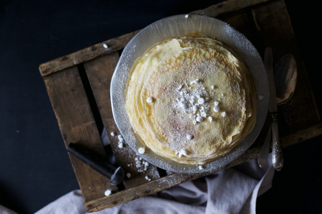 Bretonische Crêpe mit Zucker, Zimt und Baiser