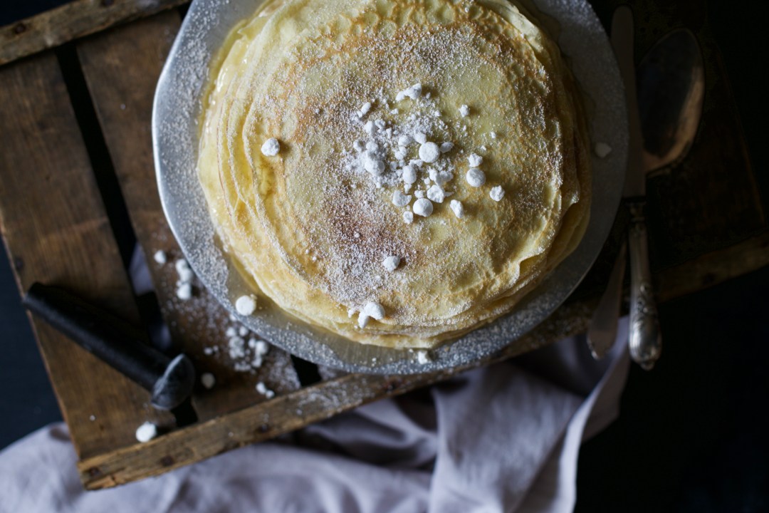 Bretonische Crêpe mit Zucker, Zimt und Baiser