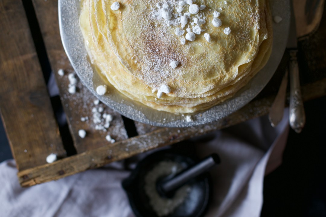 Bretonische Crêpe mit Zucker, Zimt und Baiser