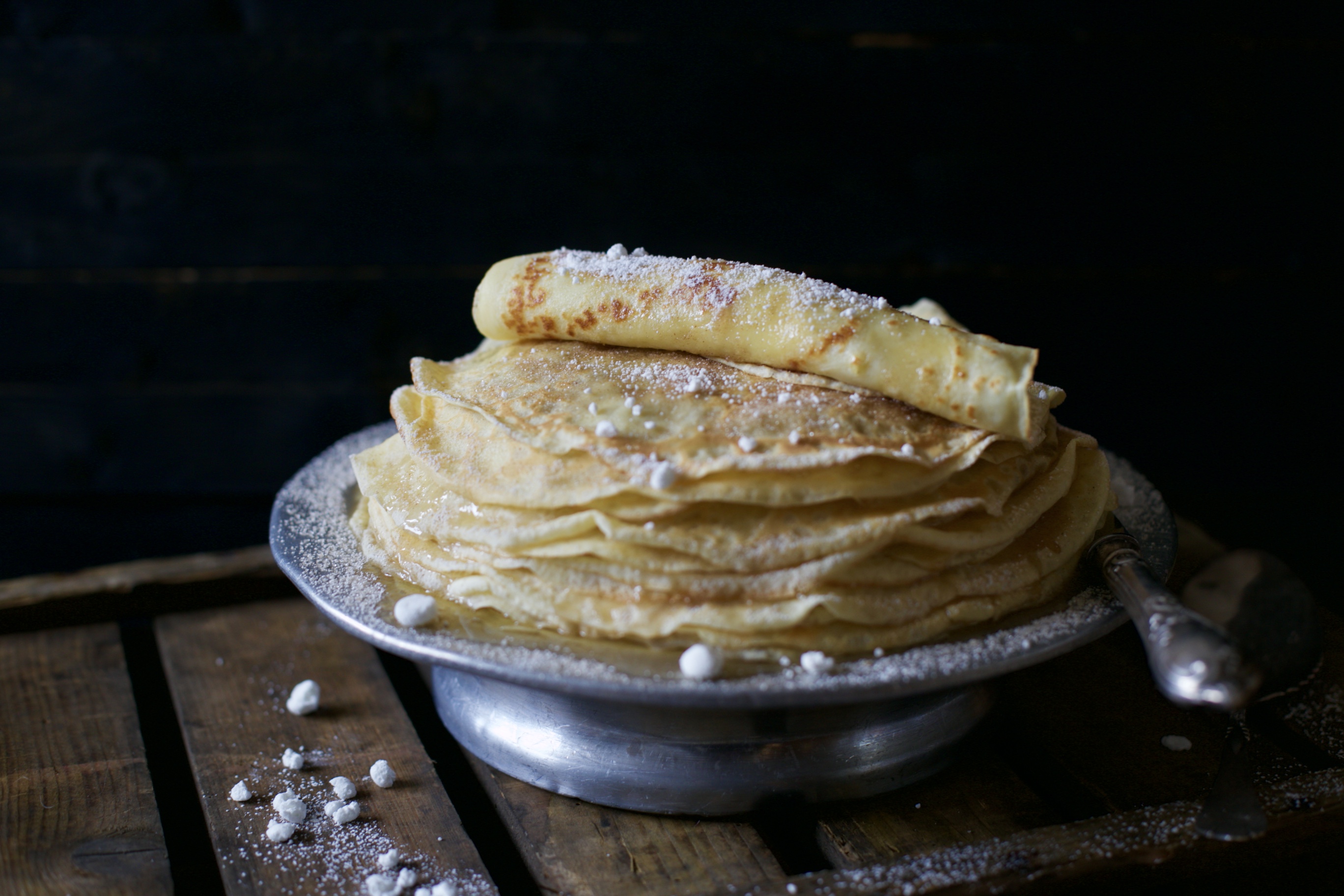 Bretonische Crêpe mit Zucker, Zimt und Baiser