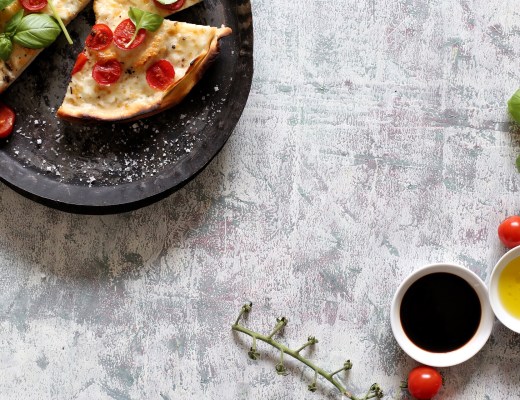Pinsa mit Tomate, Mozzarella und Basilikum