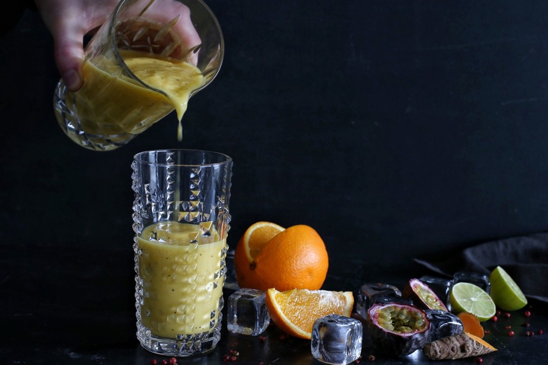 Smoothie mit Ananas, Maracuja, Kurkuma und Orangen - perfekt für den Vitamin-Kick am Morgen