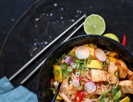 Thai-Salat mit Mango und Tofu