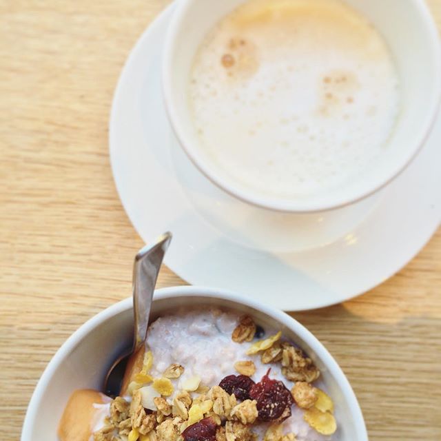 Perfekter Start in den Tag 😍 Cappuccino und frisches Birchermüsli mit Obstsalat und Joghurt ☺️ #birchermuesli #birchermüsli #breakfast #frühstück #gutenstartindiewoche #foodie #foodblog #foodlove #foodphotography #müsli #vienna #wien Perfekter Start in den Tag 😍 Cappuccino und frisches Birchermüsli mit Obstsalat und Joghurt ☺️ #birchermuesli #birchermüsli #breakfast #frühstück #gutenstartindiewoche #foodie #foodblog #foodlove #foodphotography #müsli #vienna #wien