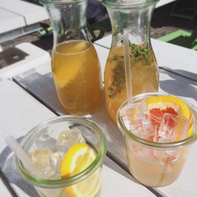 Frische Schorlen bei Sonnenschein in Wien - Pink-Grapefruit-Schorle mit Thymian und Gingerbeer für den Liebsten 👍 #schorle #ginger #gingerbeer #fresh #foodie #foodtrip #hatterzaehlt #foodphotography #vienna #wien #weck #vitaminkick Frische Schorlen bei Sonnenschein in Wien - Pink-Grapefruit-Schorle mit Thymian und Gingerbeer für den Liebsten 👍 #schorle #ginger #gingerbeer #fresh #foodie #foodtrip #hatterzaehlt #foodphotography #vienna #wien #weck #vitaminkick